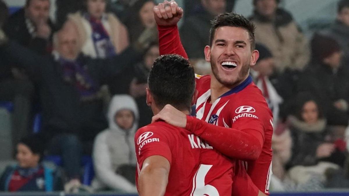 Lucas, felicitado por Koke, celebra su primer gol en el Atlético