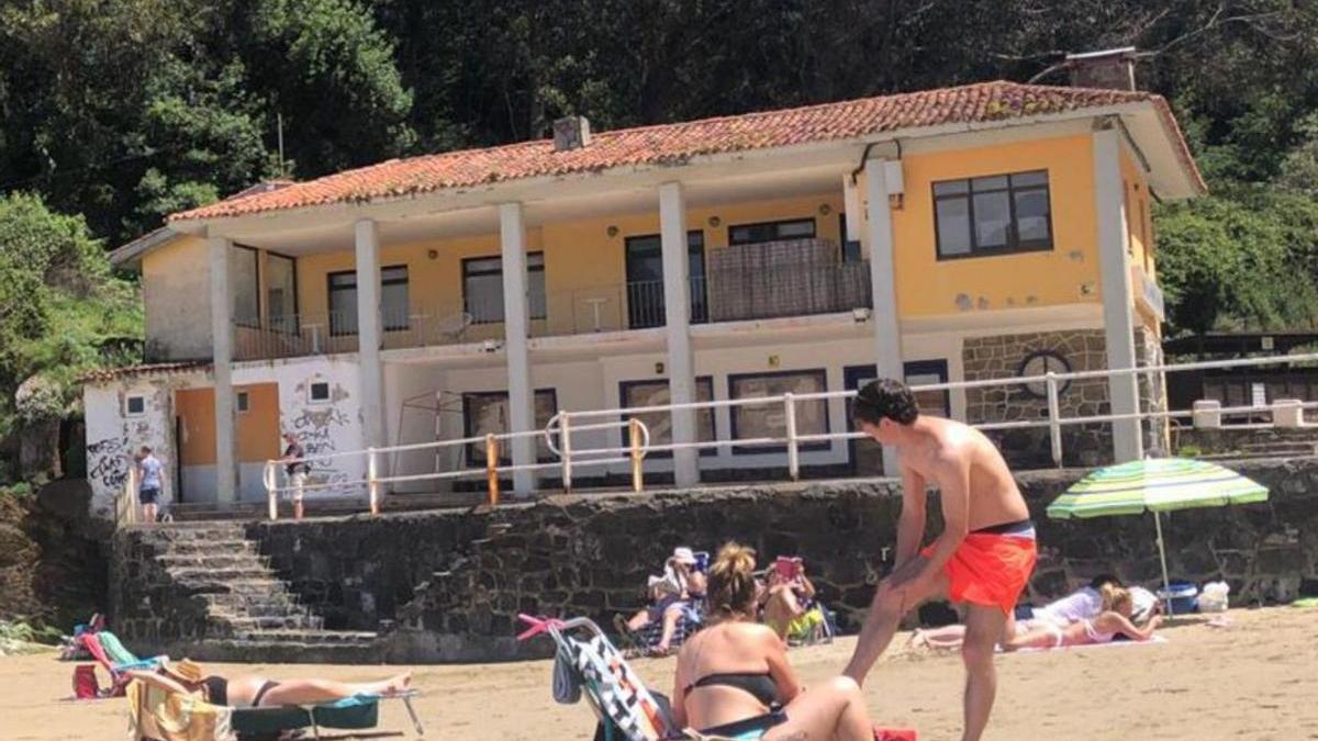 El bar de la playa de Aguilar, el pasado martes, cerrado. | M. Riera