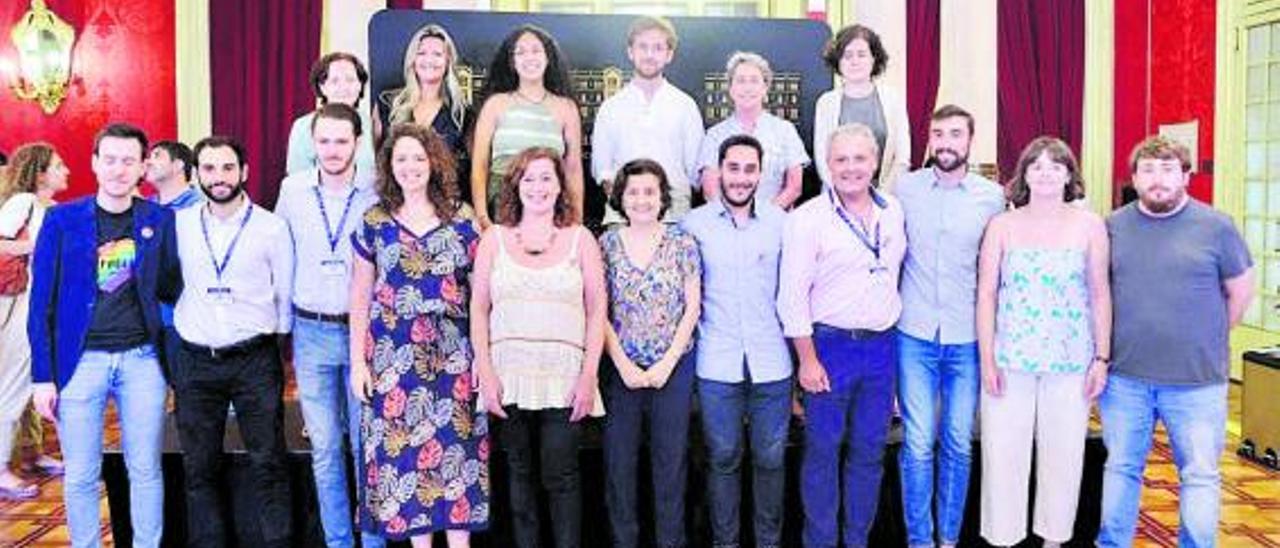 Foto de grupo tras la aprobación de la nueva Ley de Juventud. | GOVERN