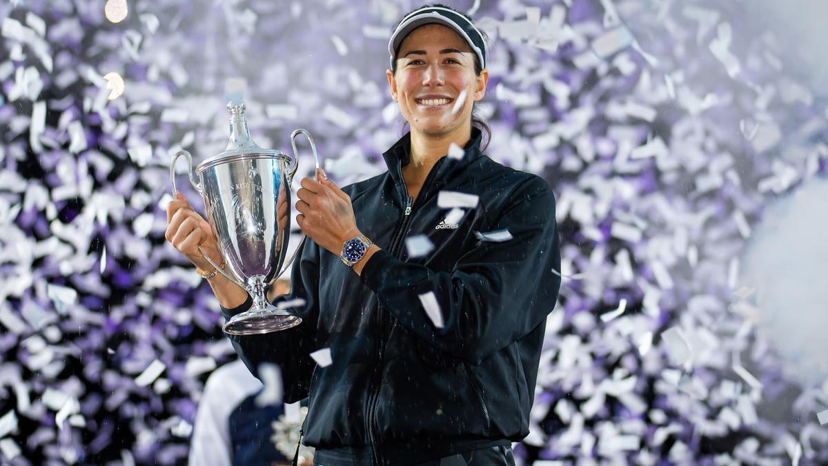 Garbine Muguruza con el trofeo de campeones tras ganar la final de las finales de la WTA de Akron 2021 del torneo de tenis WTA de Guadalajara contra Anett Kontaveit de Estonia.