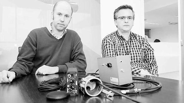 Por la izquierda, Flórez y Berenguer, en la sede de Prodintec, con el equipo de detección de fugas en tanques de combustible.
