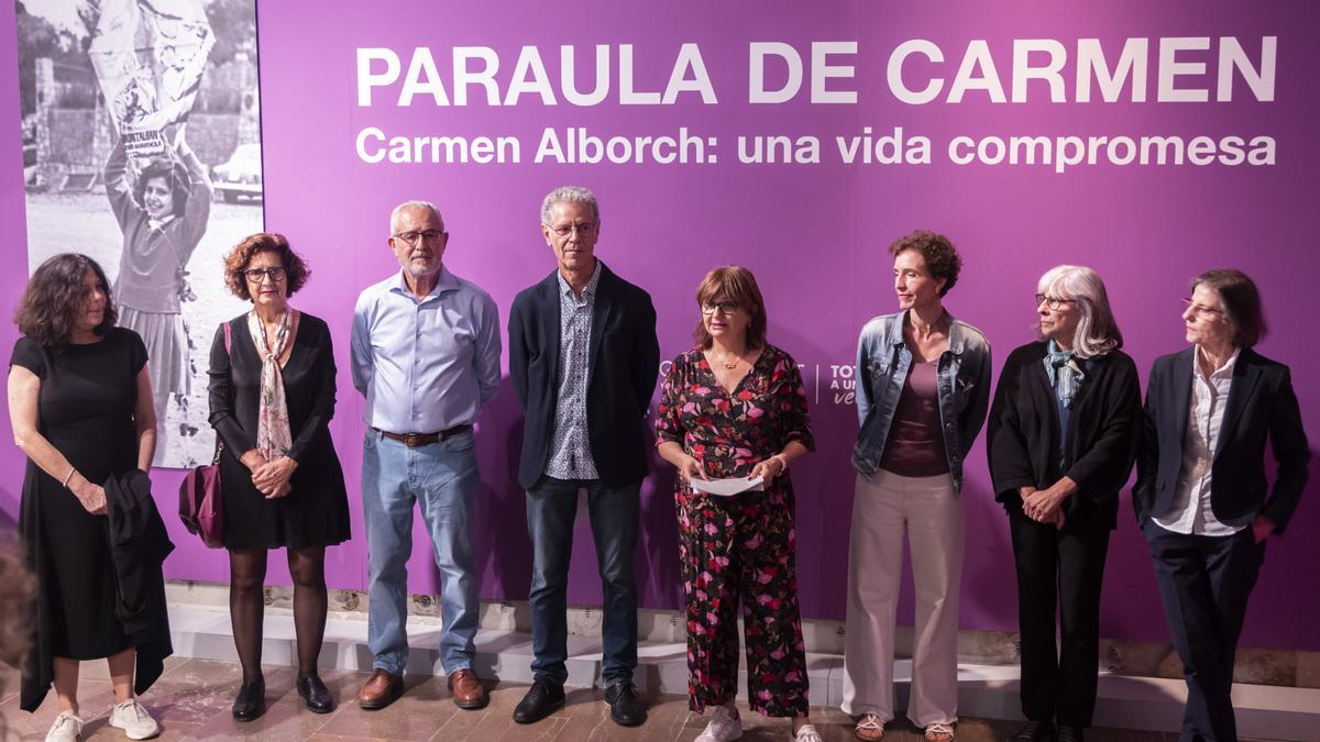 Los hermanos de Carmen Alborch, Carmen Amoraga y los comisarios de la exposición.