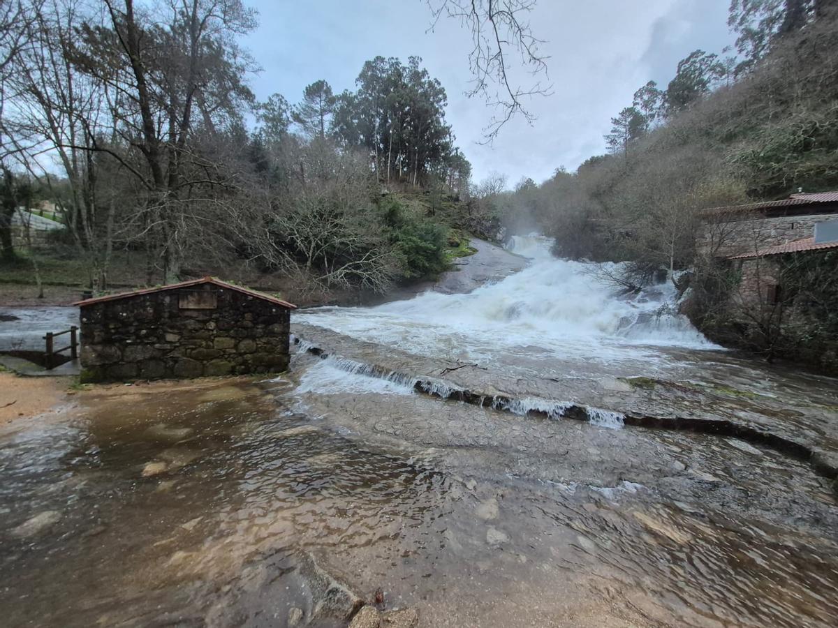 Fervenza da Barosa, en Barro, cargada de agua