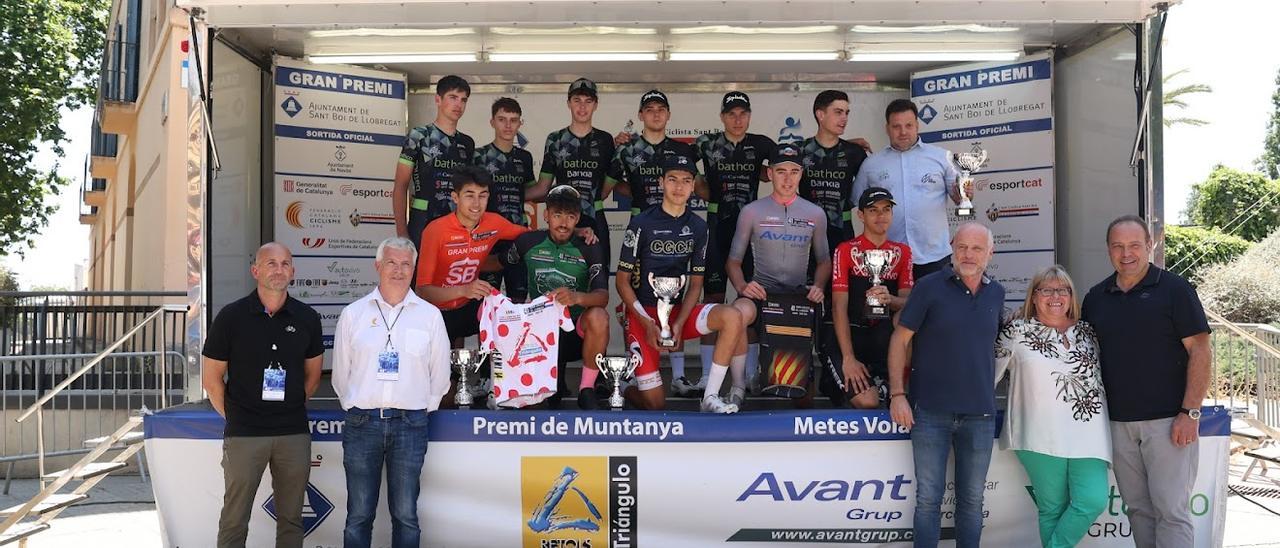 Rafa Gómez con el equipo Bathco y el trofeo de ganador en Sant Boi