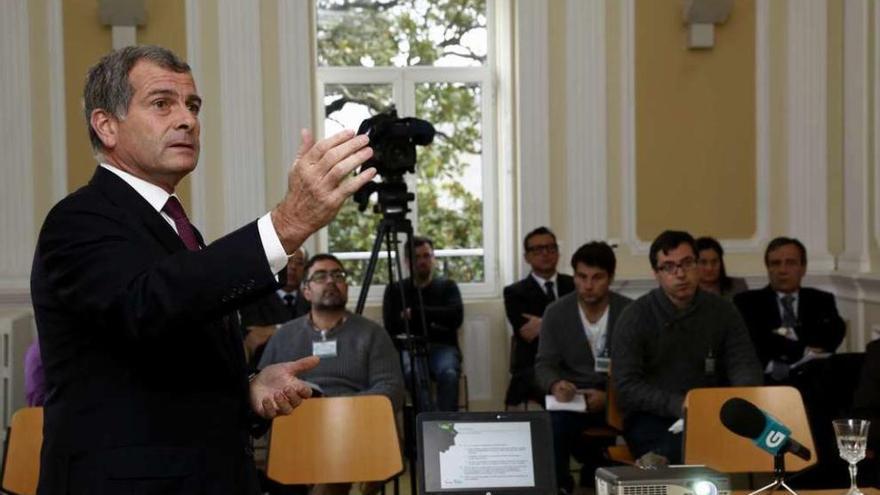 João de Mello explica los planes de CUF para la planta de Elnosa ayer en Estrarreja, Portugal. // CUF