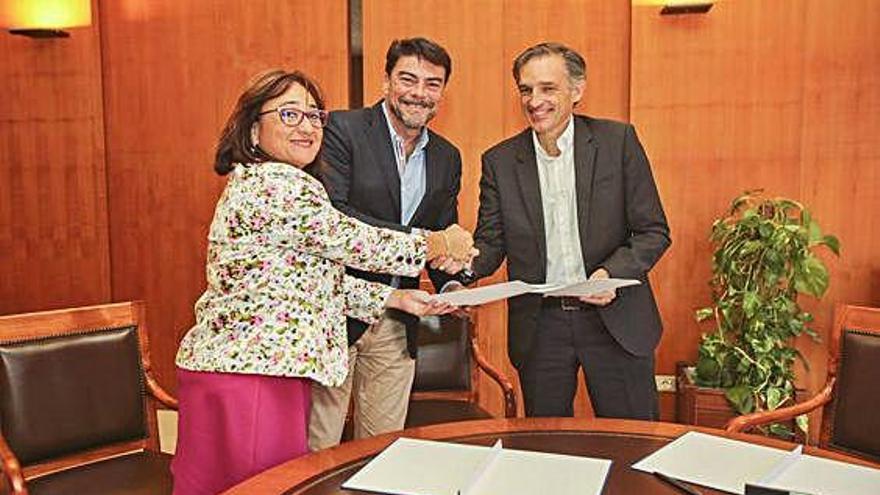 Un momento de la firma de convenio entre el Ayuntamiento y Aguas.