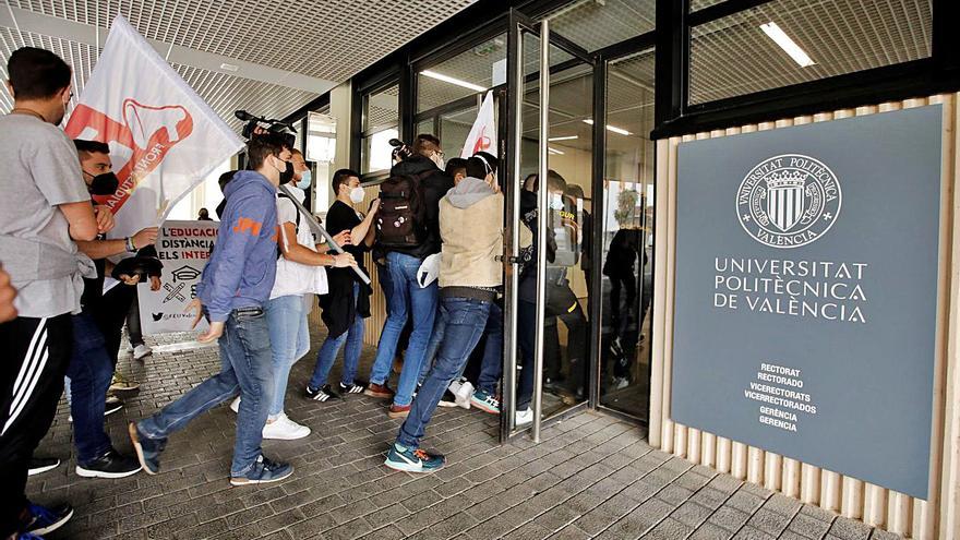 Estudiantes protestan en el rectorado de la UPV | EFE/BIEL ALIÑO