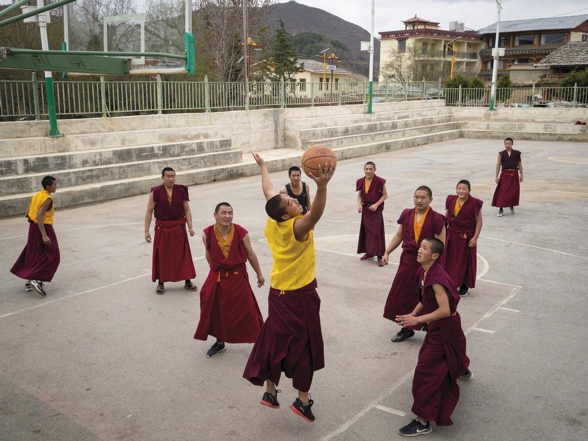 Baloncesto en un campo de Shangri-La