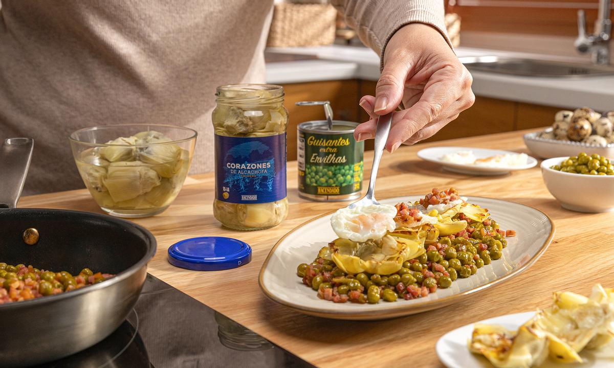 Un plato de alcachofas y guisantes con jamón y huevo es una receta rápida y saludable.