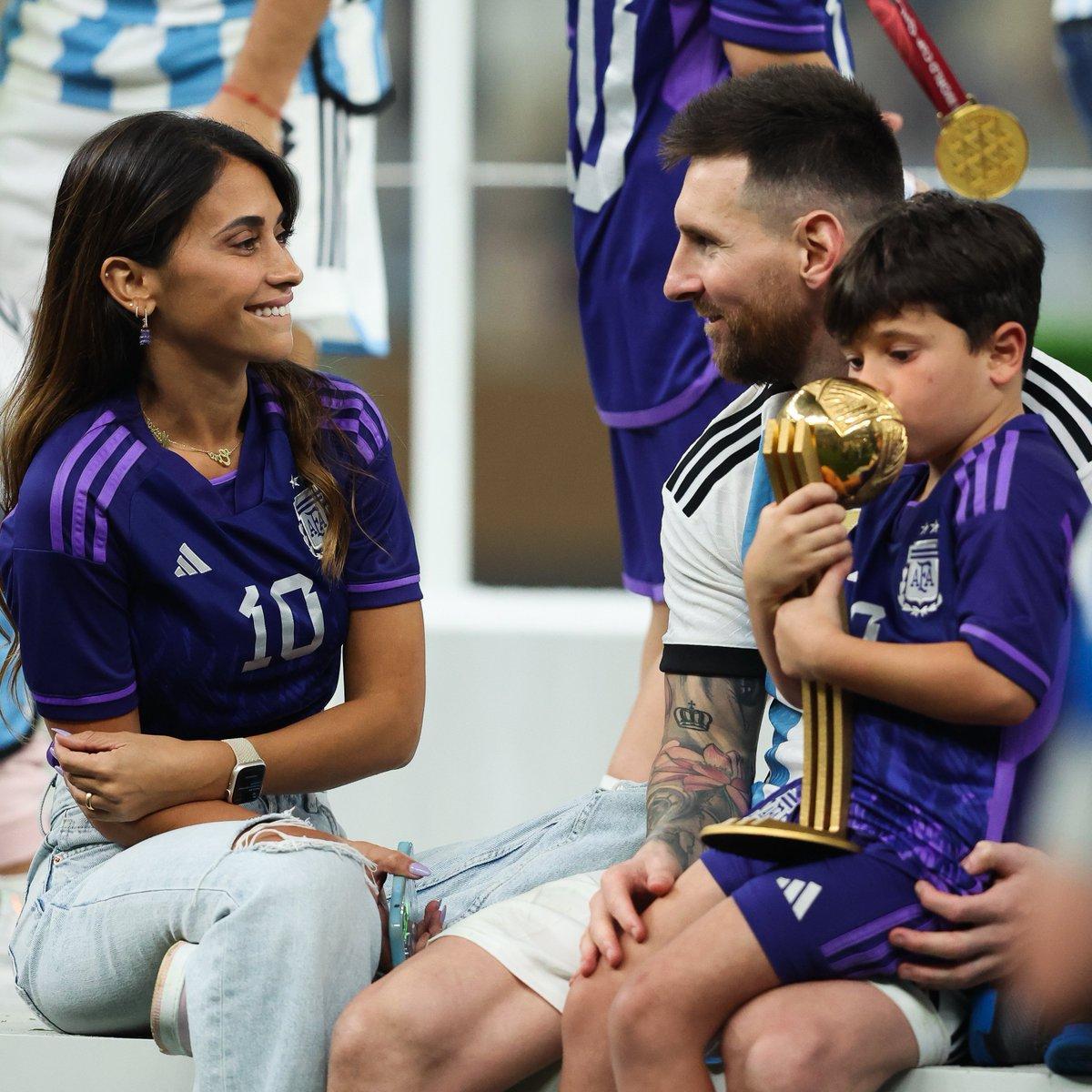 Leo Messi, con su familia, tras ganar el Mundial.