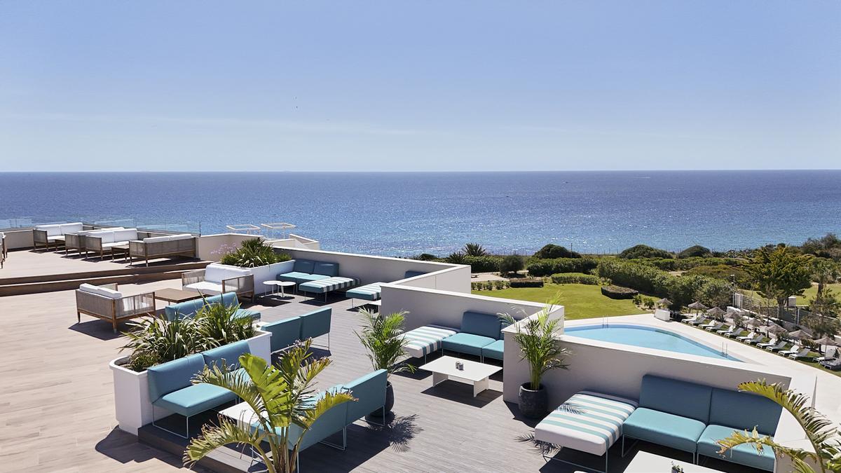 Terraza superior del Barceló Conil Playa, con vistas sobre el Atlántico.