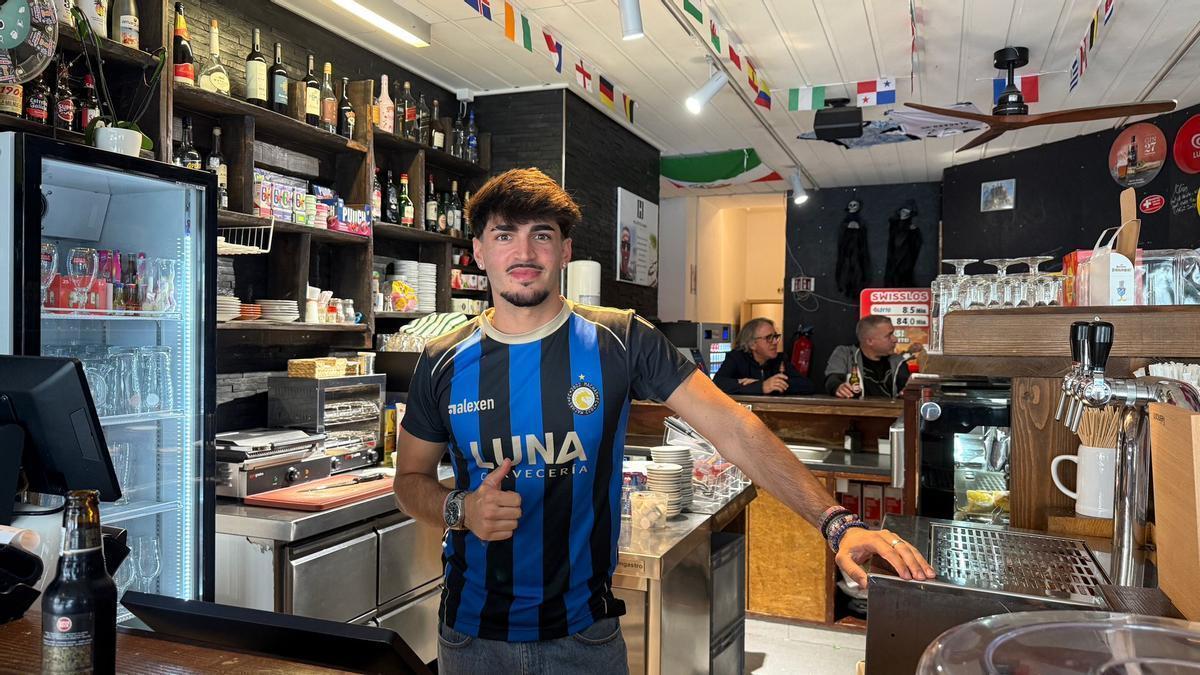 Guillermo Toresano tras la barra del bar en el que trabaja en Suiza.