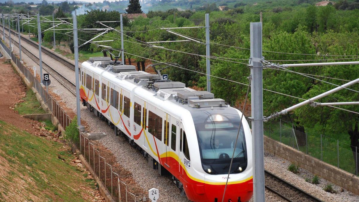 Un convoy de SFM circula por el corredor ferroviario de Mallorca.