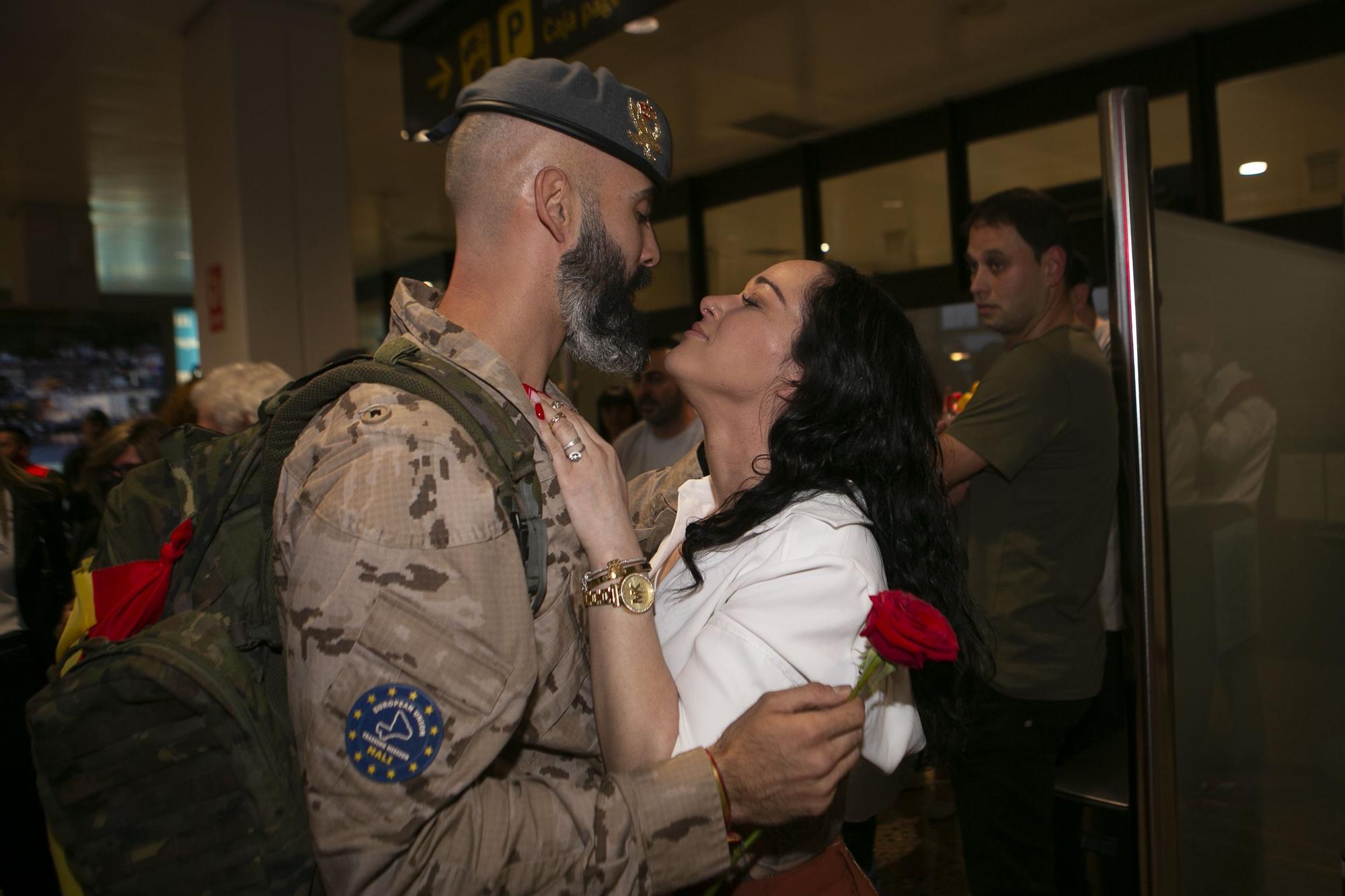 Emocionante llegada al aeropuerto de Asturias de los militares que regresaron de Mali