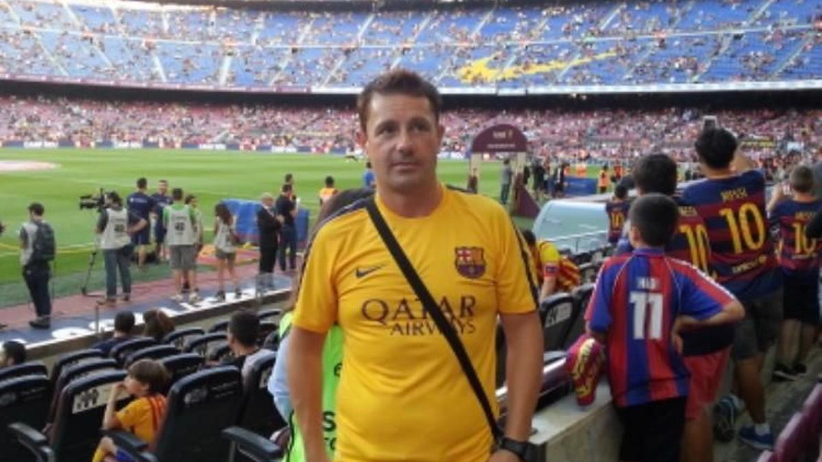 El 'estafador de mujeres' con la camiseta del Barça en el Camp Nou.