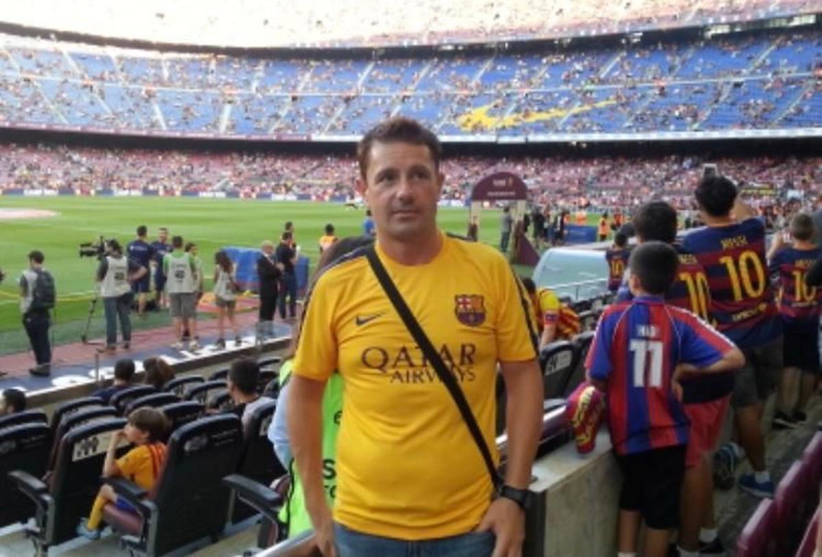 El 'estafador de mujeres' con la camiseta del Barça en el Camp Nou.