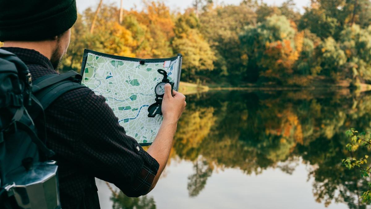 Un hombre frente a un mapa escogiendo el camino