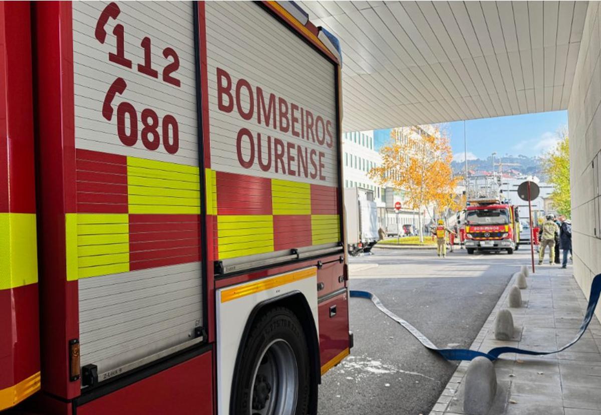 Un camión dispensa agua para el supuesto incendio. | FdV
