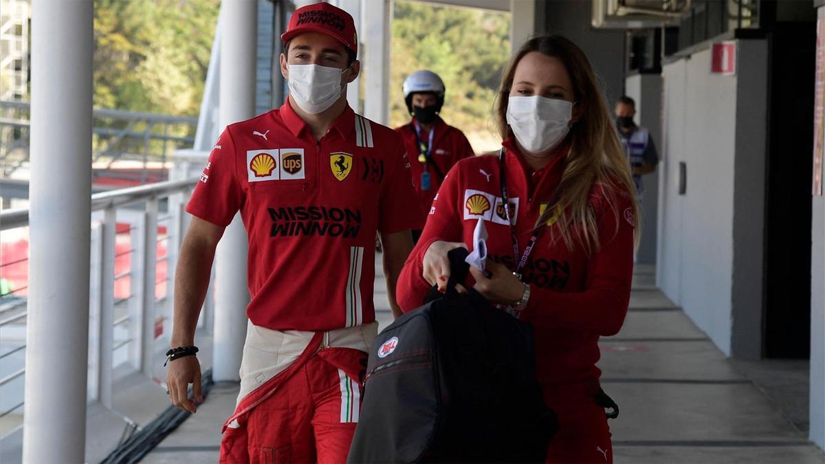 Charles Leclerc hacia la rueda de prensa