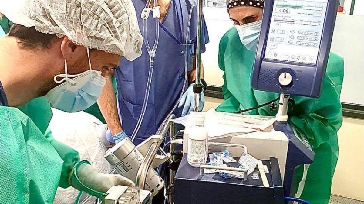 El Hospital Universitario Reina Sofía cuenta con un equipo de sistema de oxigenación extracorpórea (ECMO) con monitorización integrada.