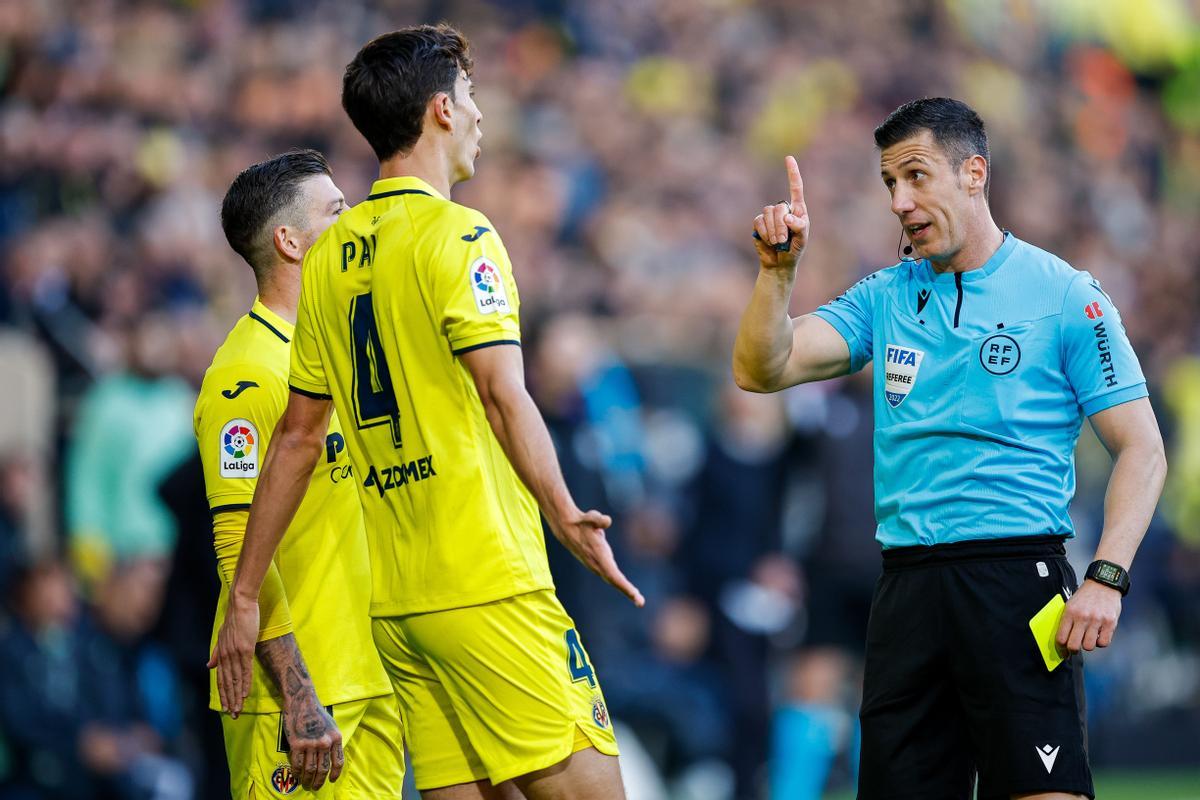 VILLARREAL, 07/01/2023.-El árbitro César Soto Grado saca la tarjeta amarilla al defensa del Villarreal Pau Torres durante el partido de la jornada 16 de LaLiga Santander que el Villarreal y el Real Madrid disputan este sábado en el estadio de La Cerámica en Villarreal.- EFE /Biel Alino