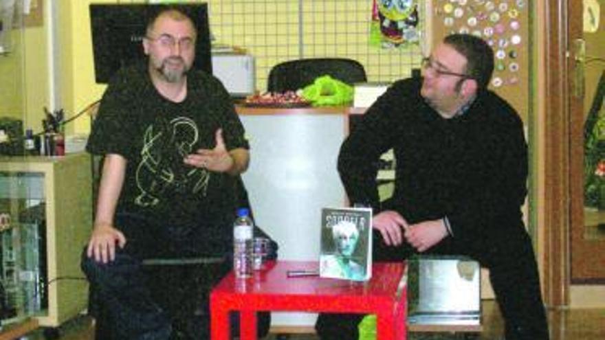 Rodolfo Martínez y José Manuel Uría, durante la presentación del libro.