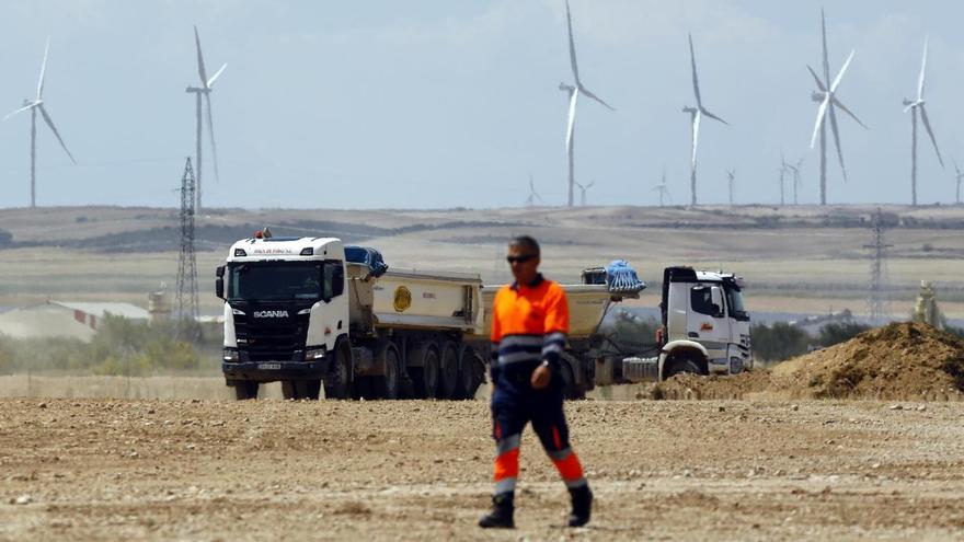 Las primeras obras de la gigafactoría de Figueruelas, que comenzaron hace dos semanas con el movimiento de tierra.