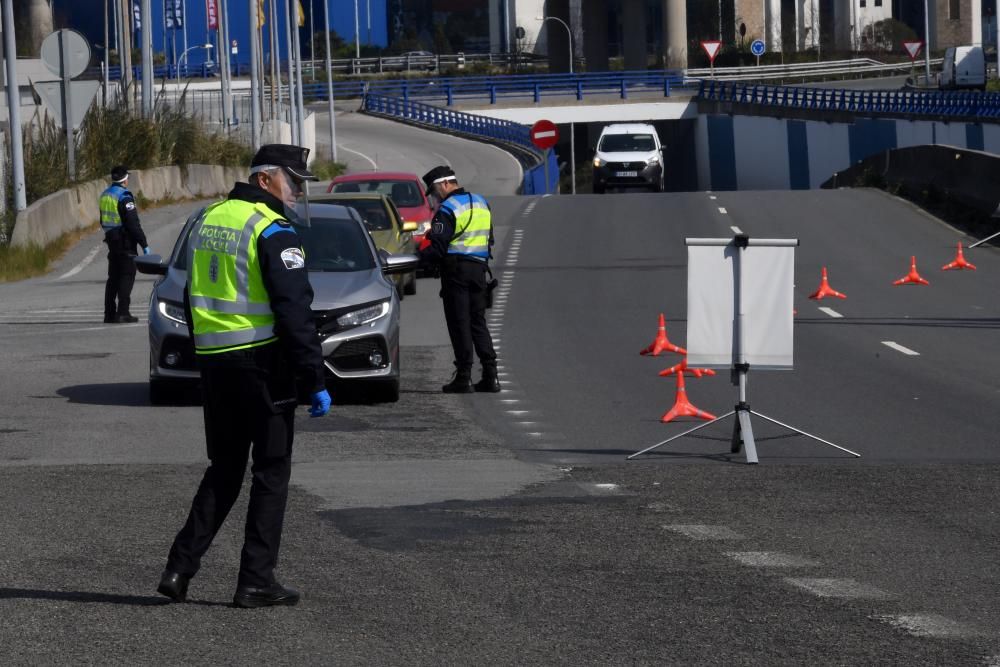 Los agentes solicitan a los conductores que acrediten su viaje para evitar movimientos injustificados.