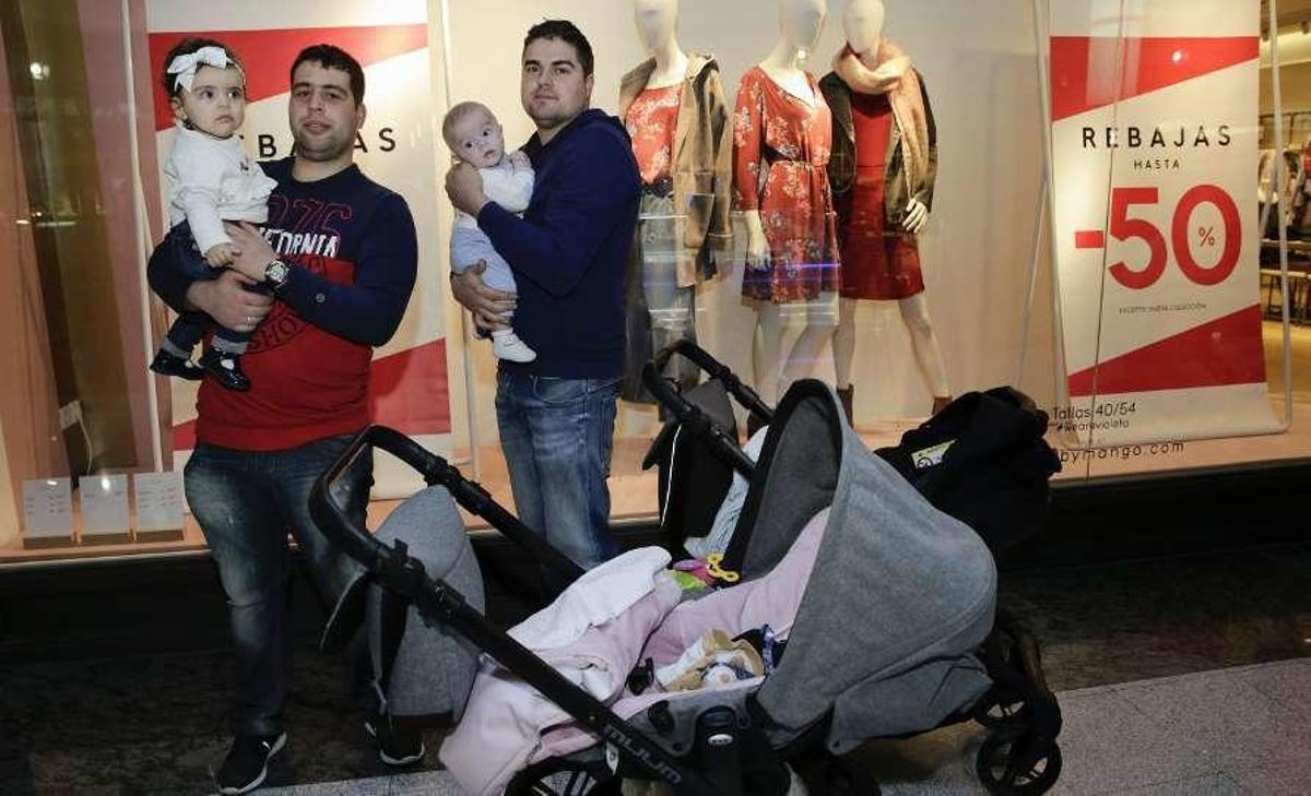 El inicio de las rebajas y los cambios de regalos de Reyes llenan los grandes centros comerciales