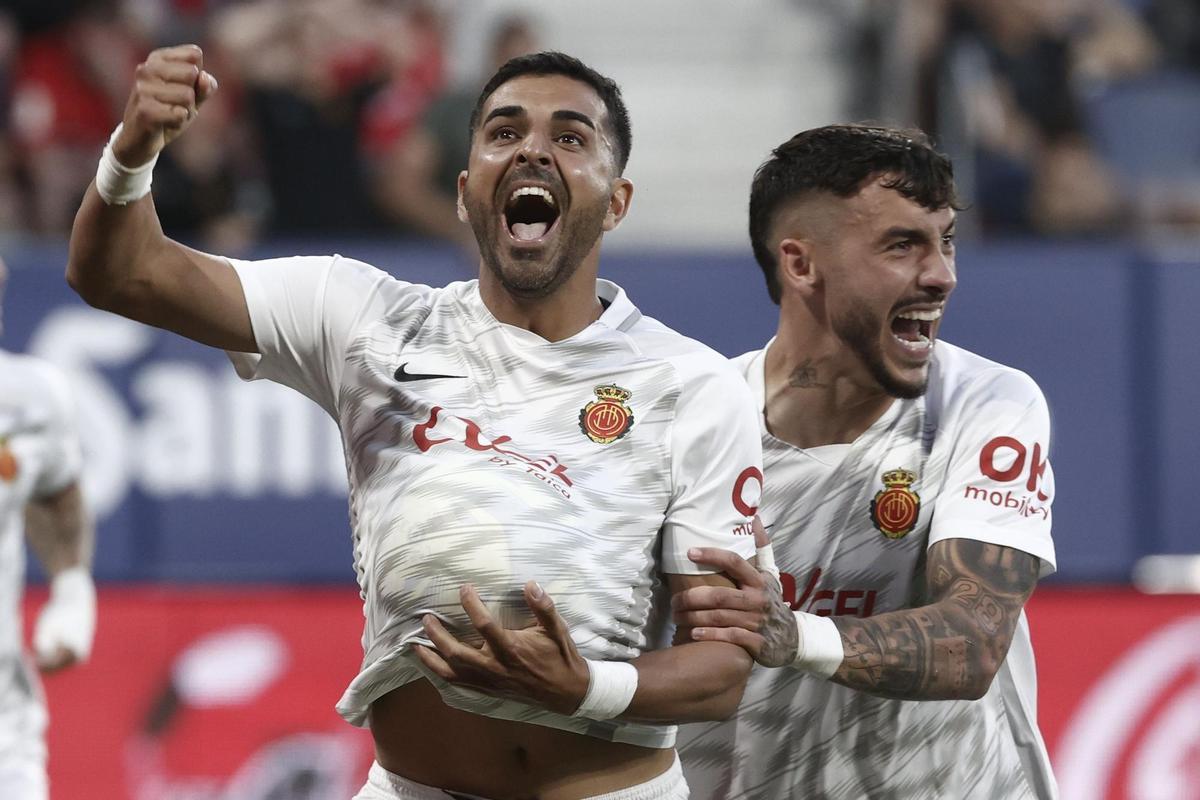 PAMPLONA, 22/05/2022.- El delantero del RCD Mallorca Ángel Rodríguez (i) celebra su gol, primero del equipo ante Osasuna, durante el partido de la jornada 38 de Liga en Primera División que Atlético Osasuna y RCD Mallorca disputan hoy domingo en el estadio de El Sadar, en Pamplona. EFE/Jesús Diges