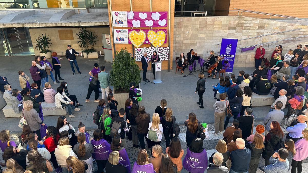 El acto del 25N organizado frente al Ayuntamiento de Alboraia