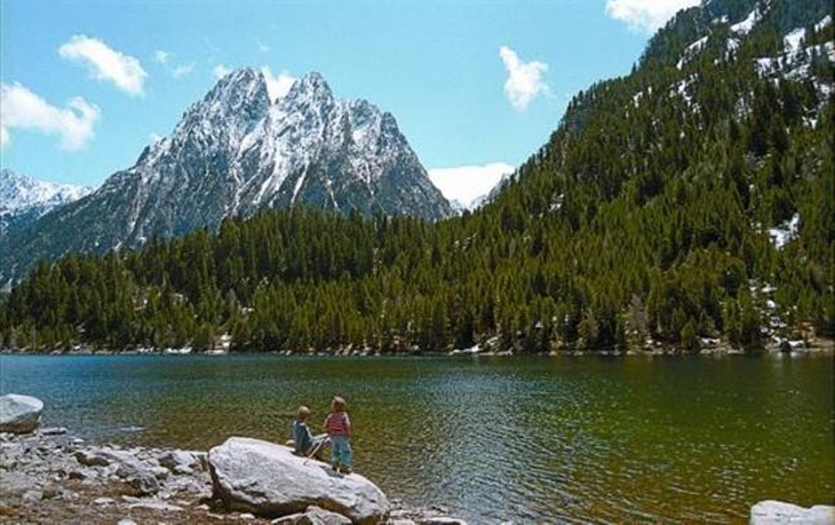 Panorama del llac de Sant Maurici, al parc nacional del mateix nom, amb els Encantats al fons. Panorama del llac de Sant Maurici, al parc nacional del mateix nom, amb els Encantats al fons.