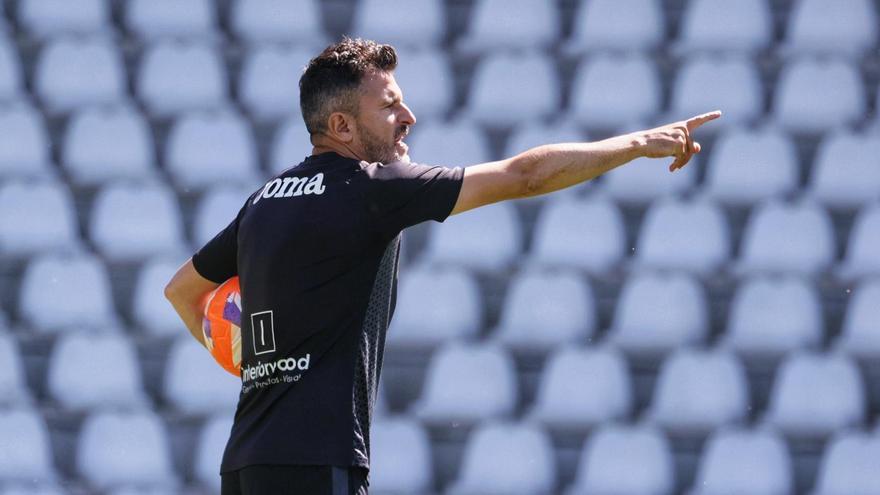 Iván Ania, a la derecha, junto a César Negredo, su segundo entrenador.
