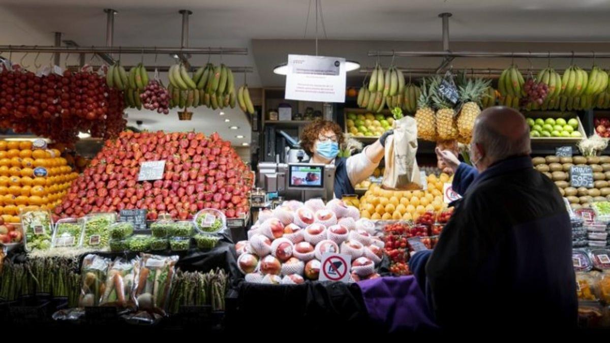 Una parada de mercado, con todas las medidas de protección contra la covid-19