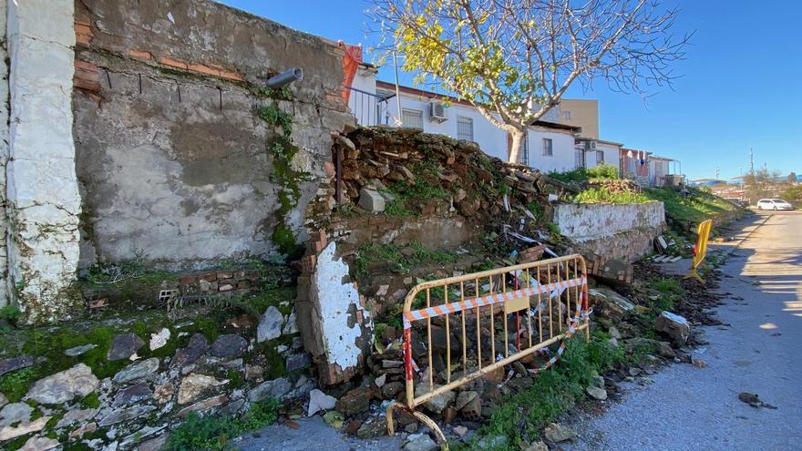 El PSOE denuncia que el muro de Las 800 sigue &quot;sin arreglarse un año después”