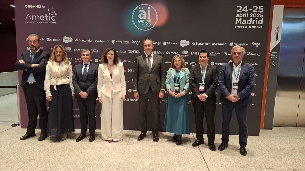 La presidenta de la Comunidad de Madrid, Isabel Díaz Ayuso (cuarta por la izquierda), el pasado jueves, en el encuentro Ametic AI Summit 2025.