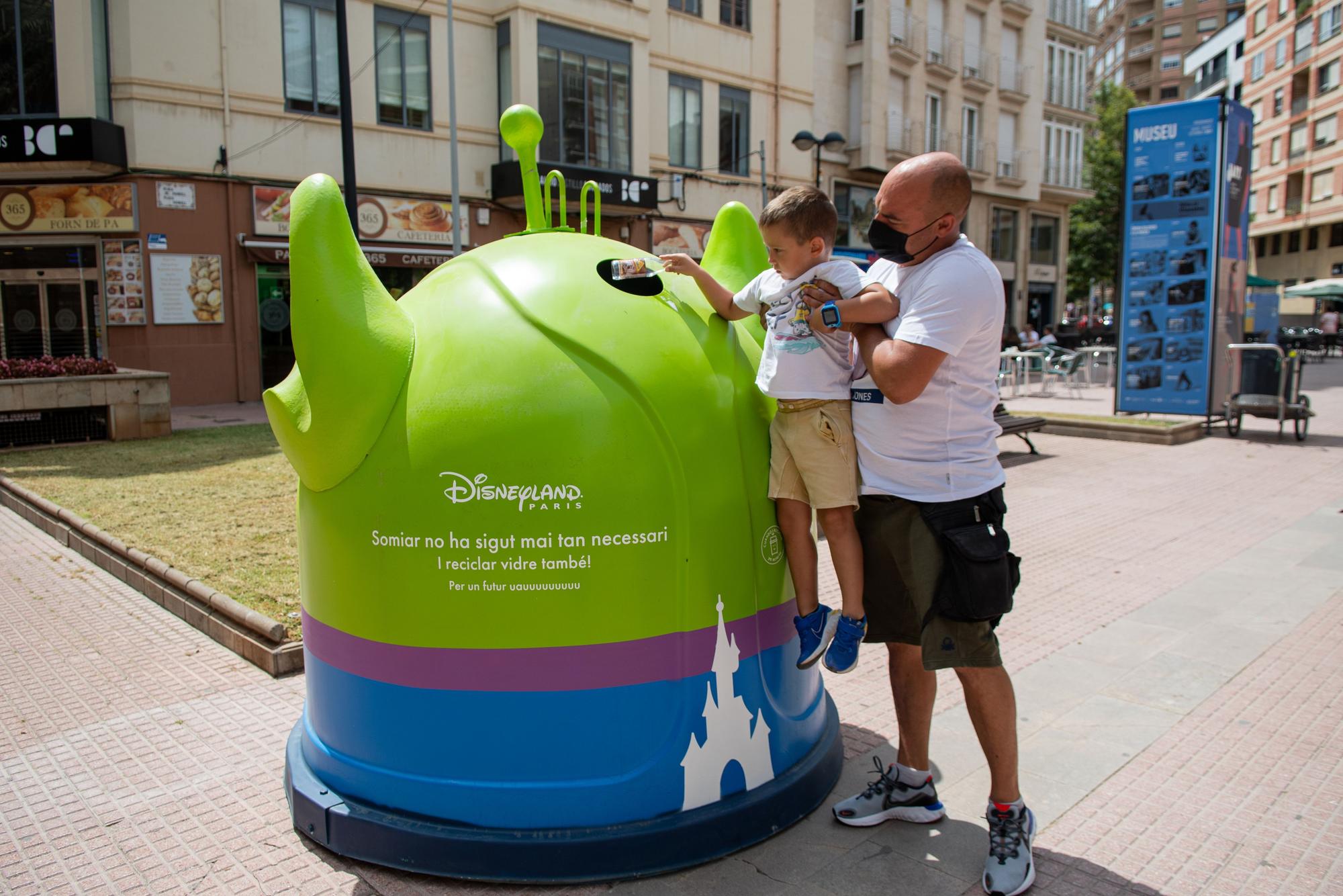 Galería de fotos | Furor en Castelló por los contenedores de reciclaje de Disney