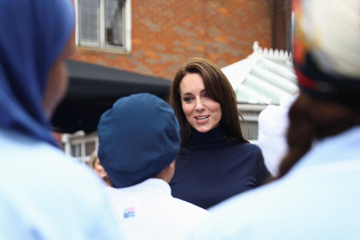 Kate Middleton se exhibe como cocinera en un hogar de ancianos