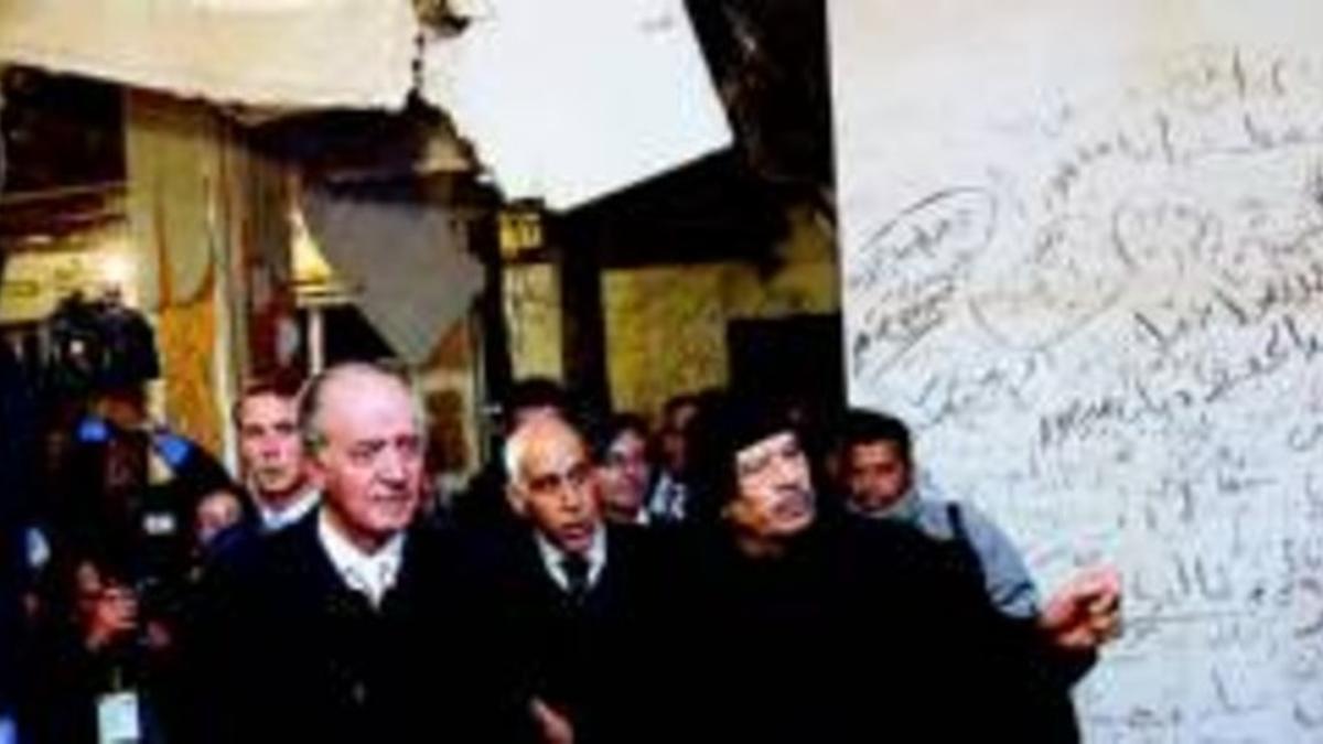 Juan Carlos y Gadafi visitan ayer el Bab Azizia Palace, en Trípoli, destruido en 1986 por EEUU.