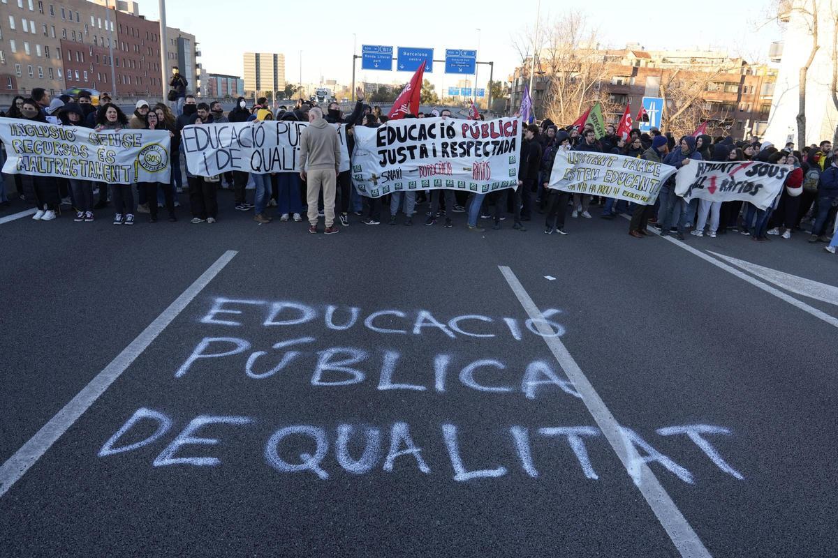 Docentes en huelga cortan la C-31 en la frontera entre Badalona y Sant Adrià, y la Gran Via y la Ronda de Dalt en Barcelona