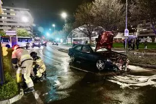 Alarma en Gijón por un coche ardiendo en la plaza del Humedal (en imágenes)