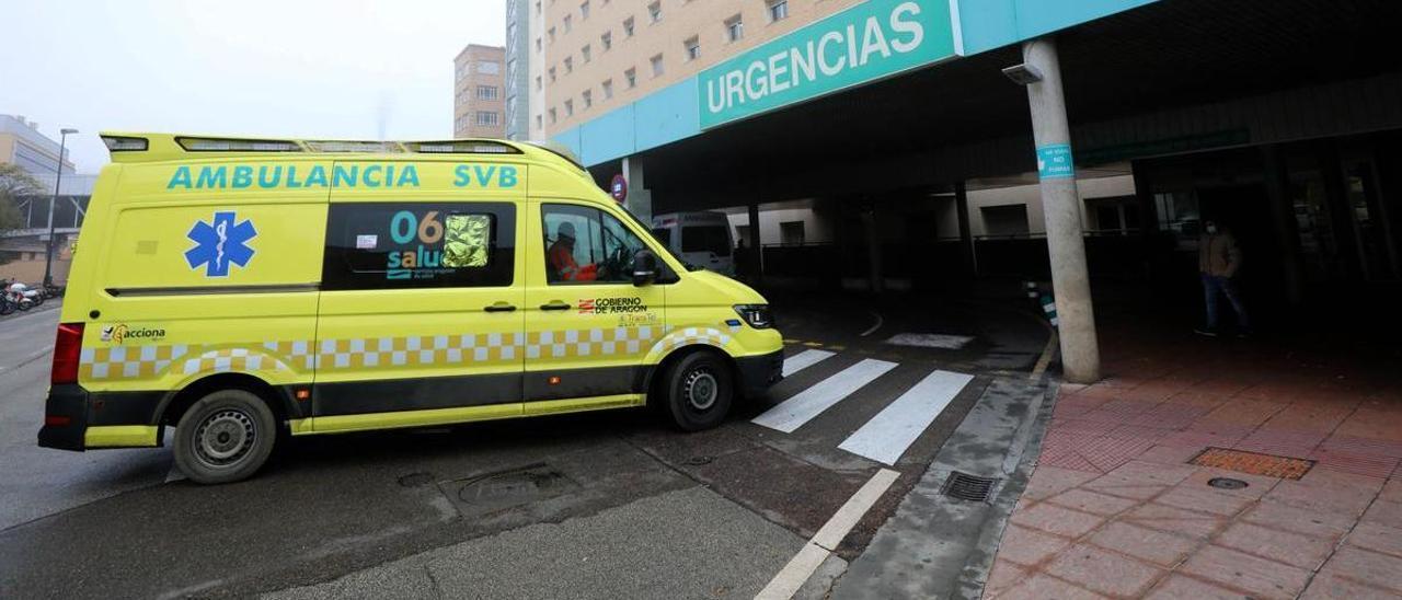 Una ambulancia llega al servicio de Urgencias del hospital Miguel Servet.