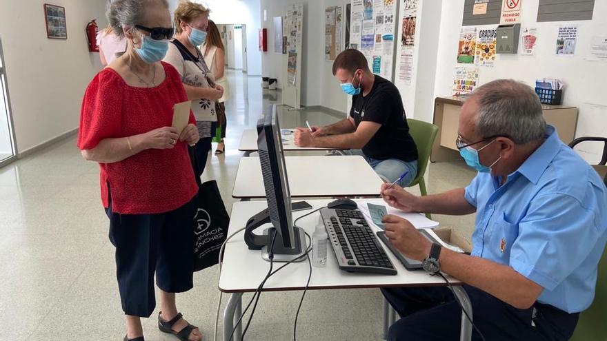 Imagen de la primera entrega gratuita de mascarillas a personas mayores en Alicante