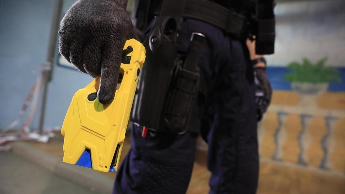 zentauroepp43884575 mollet 21 06 2018 pistola taser que utilizan los mossos d es190403160846