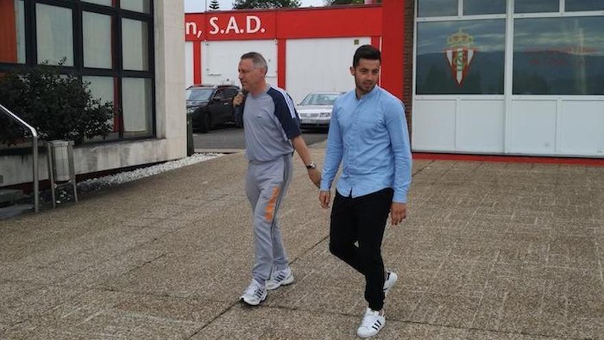 Jony Rodríguez, junto al utillero del Sporting Jorge Luis García, en la entrada de Mareo.