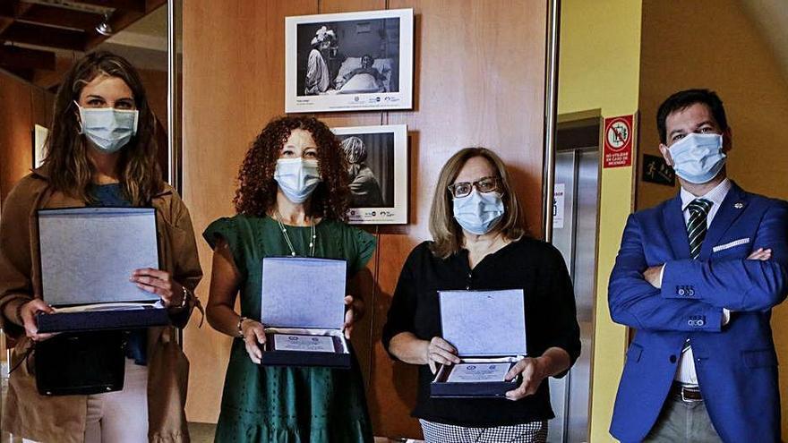 Diana Menéndez, Elena Ardura y Mónica Armayor posan con sus premios junto al presidente del Colegio de Enfermería de Asturias, Esteban Gómez.