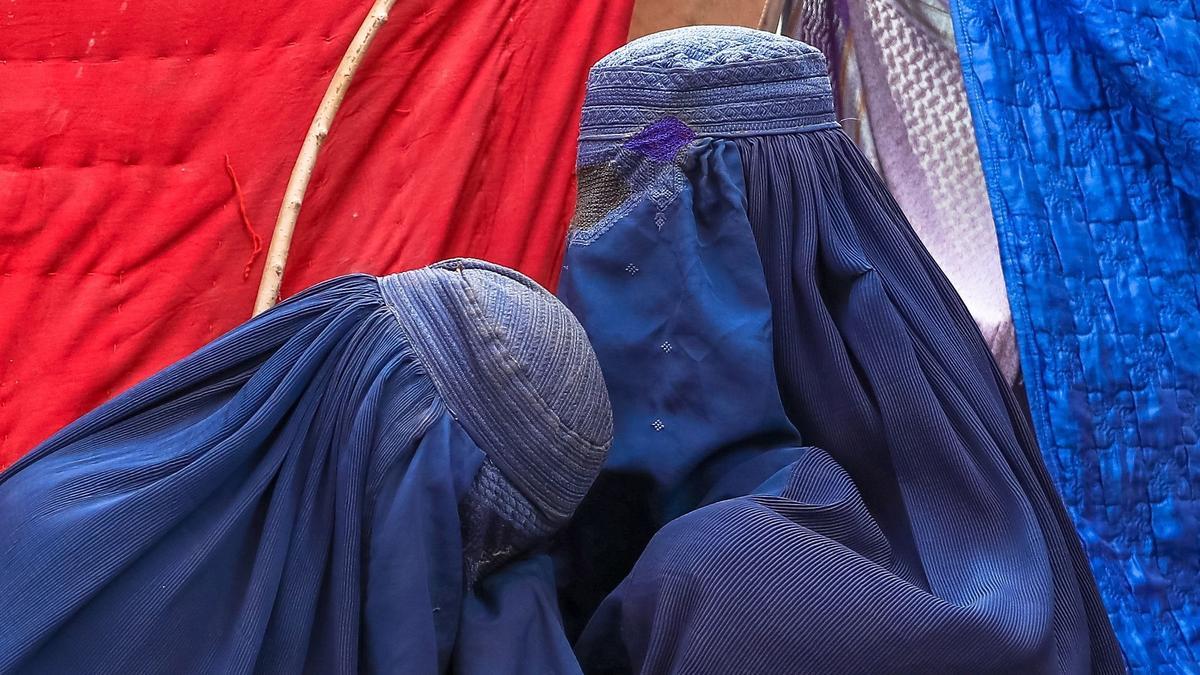 Dos mujeres con burka en un campo de desplazados en Kabul
