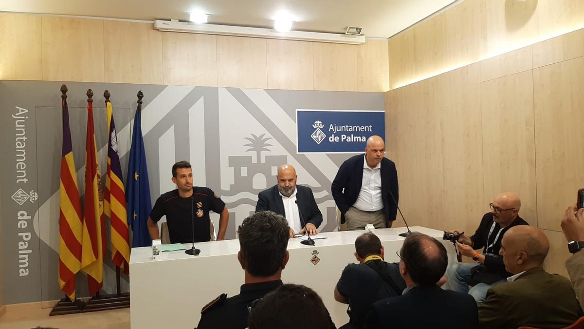 Bürgermeister Jaime Martínez (auf dem Podium in der Mitte) bei der Pressekonferenz.