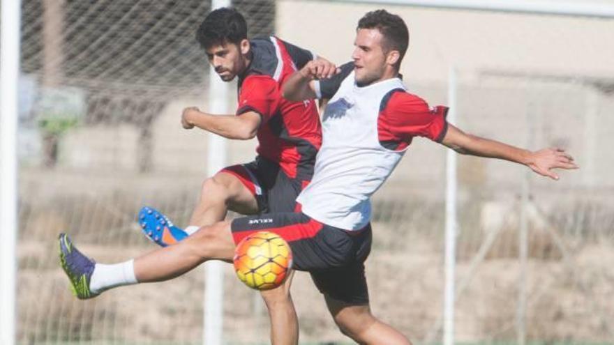 Álvaro y Caro luchan por una balón en la sesión de ayer en el campo anexo.