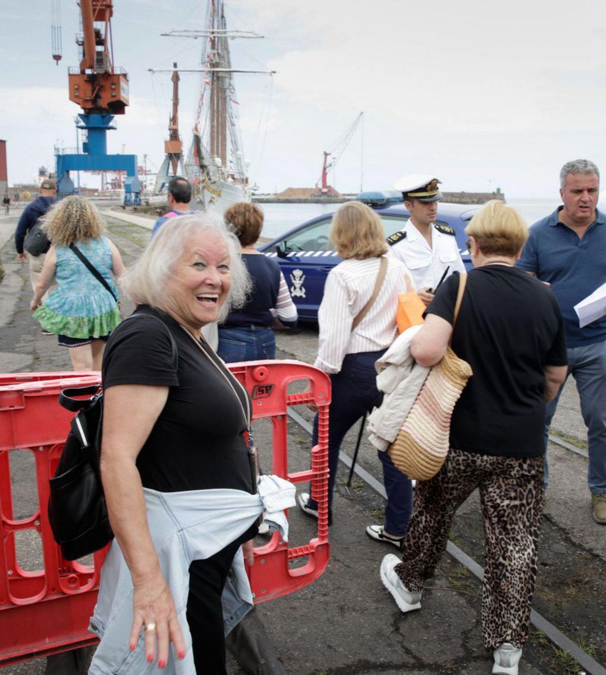 Ana Mari Cala, antes de empezar la visita al «Elcano». | JUAN PLAZA